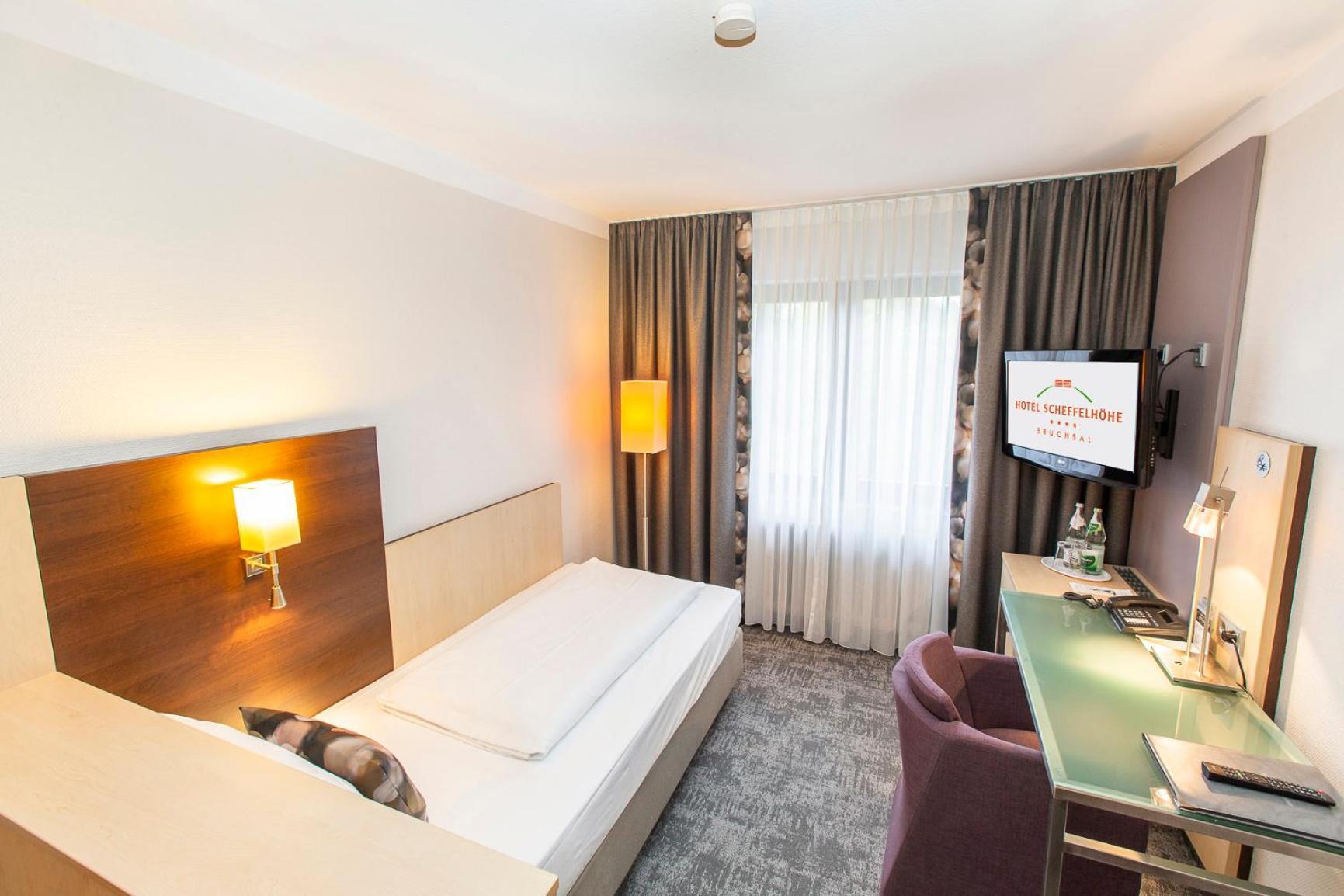 Hotel Scheffelhoehe Брухзаль Экстерьер фото